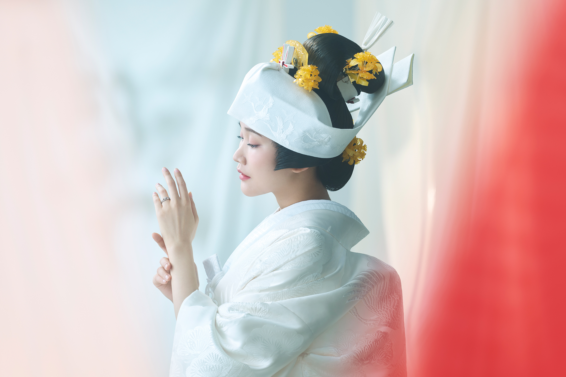 白無垢姿の花嫁と婚約指輪