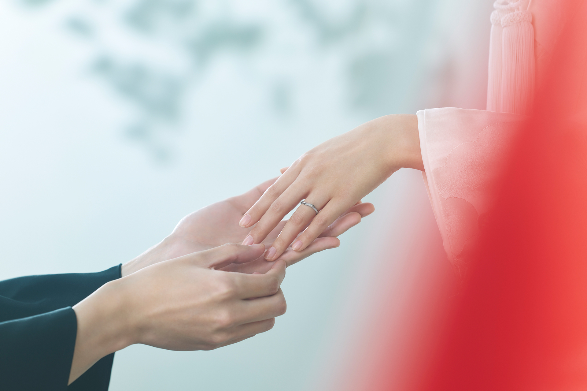 婚約指輪を試着する様子