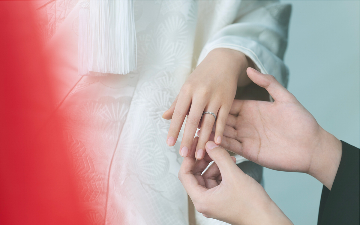 結婚指輪をはめる二人の手元