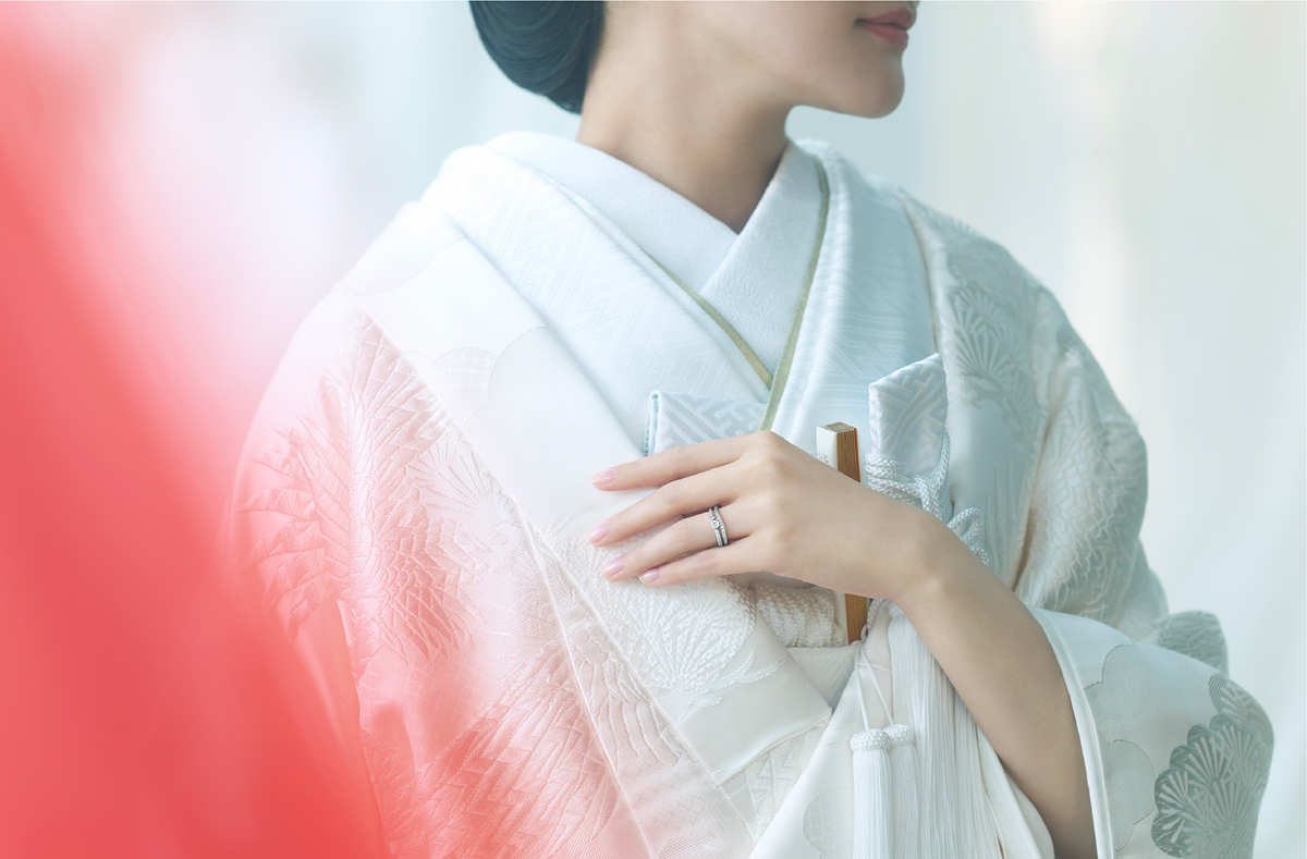 結婚指輪を身につけた白無垢姿の花嫁